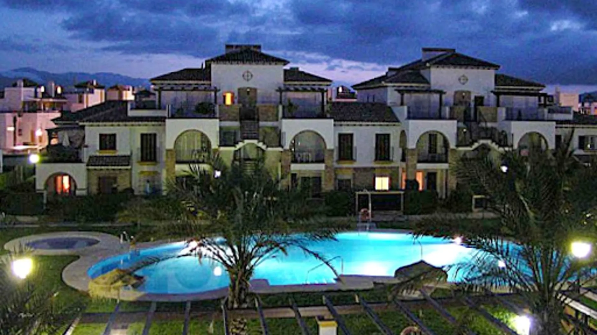 Sunny 2-Bedroom Apartment With Access To Multiple Swimming Pools Only ベラ